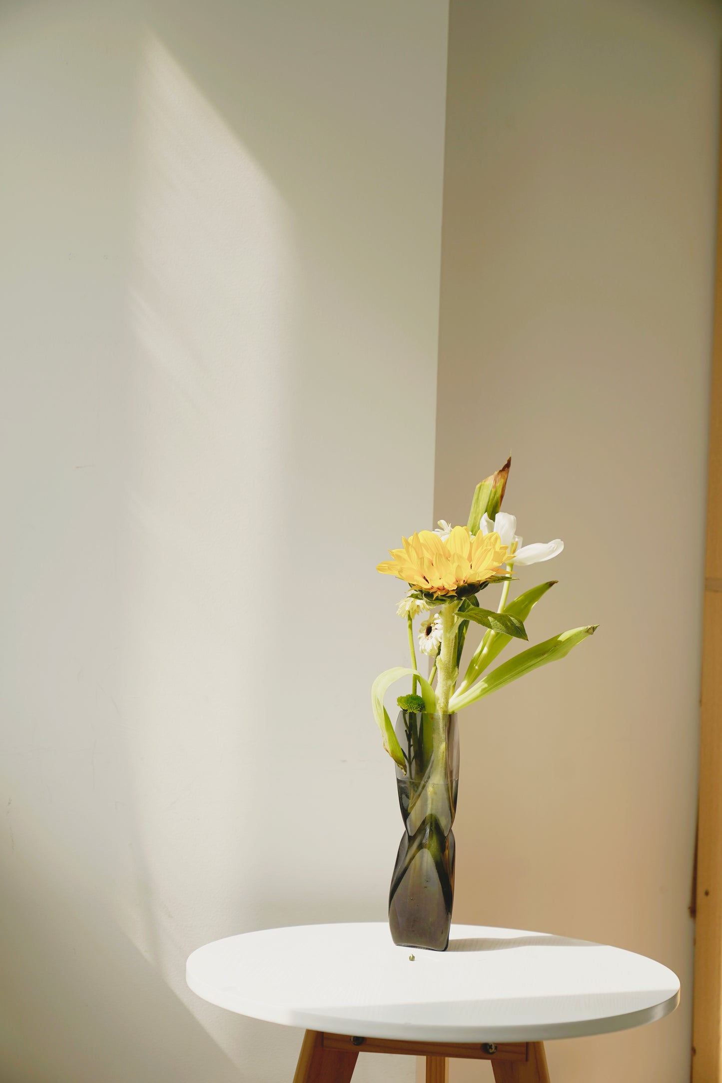 Transparent Glass Vase – Sculptural Parametric Home Decor