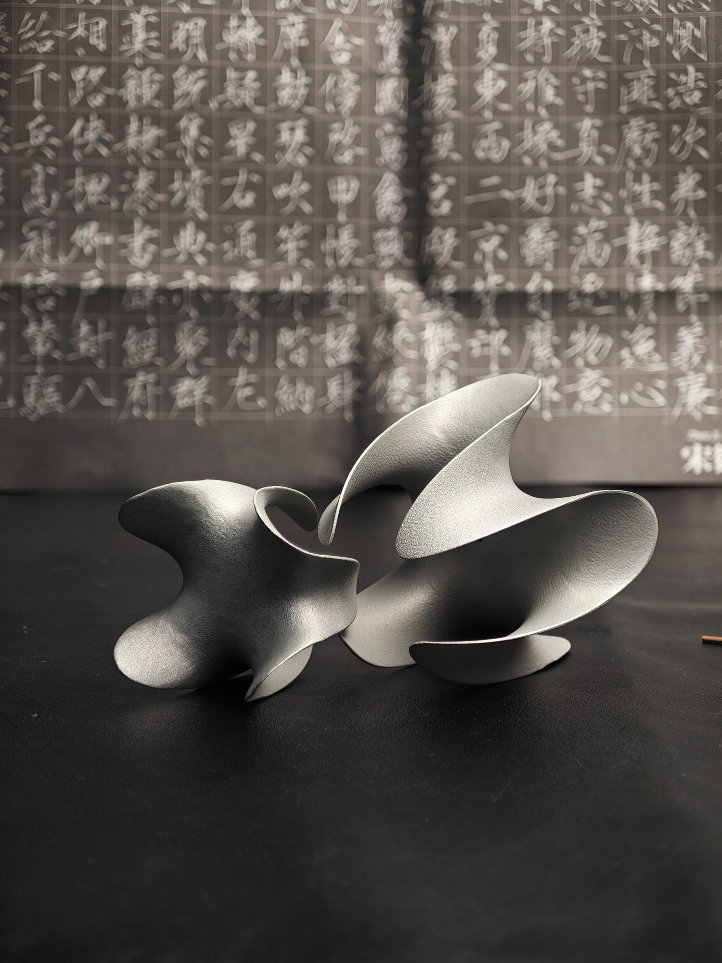 A sculptural incense holder crafted from aerospace-grade aluminum alloy, featuring a flowing cyberpunk-inspired form and a matte silver finish. Designed for modern interiors, meditation spaces, or futuristic decor setups.