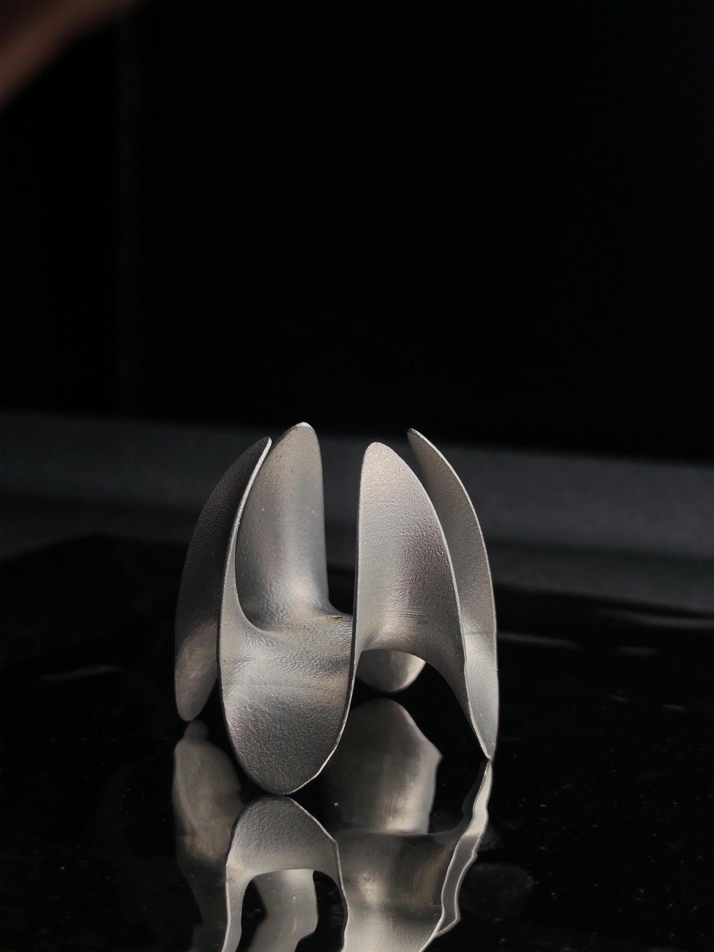 A sculptural incense holder crafted from aerospace-grade aluminum alloy, featuring a flowing cyberpunk-inspired form and a matte silver finish. Designed for modern interiors, meditation spaces, or futuristic decor setups.