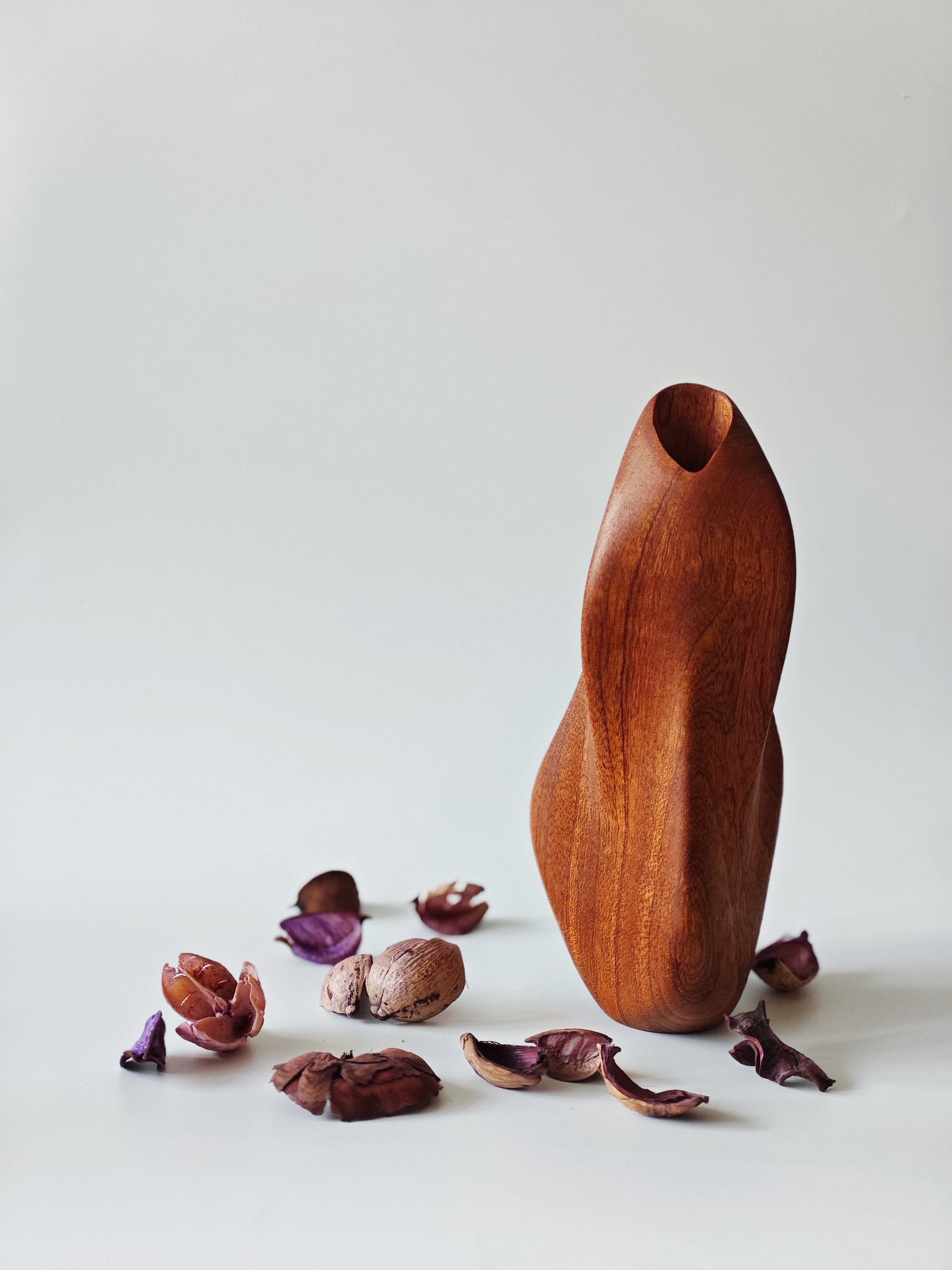 Wavy Wood Vase – Minimalist Flowing Lines Design