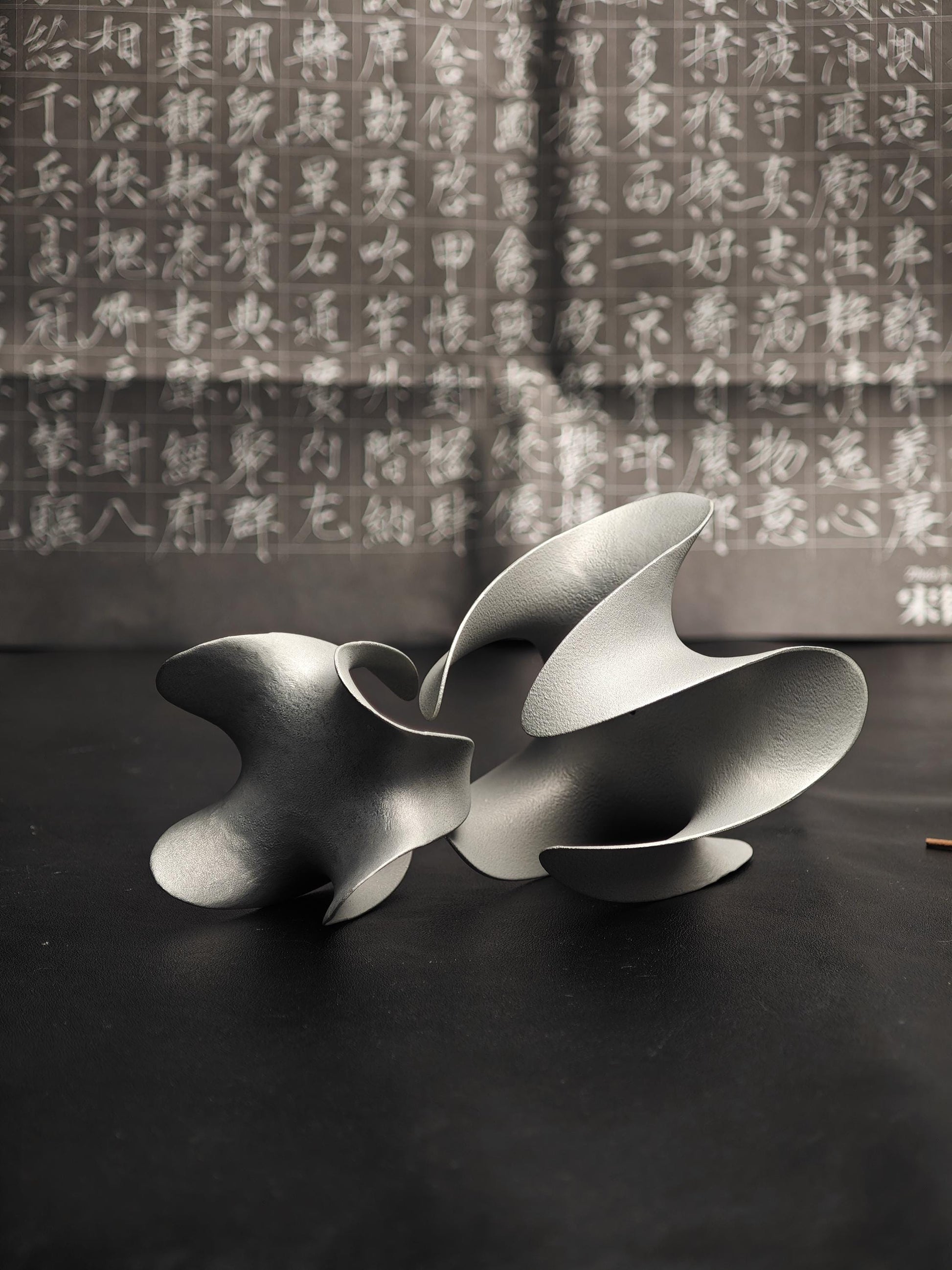 A sculptural incense holder crafted from aerospace-grade aluminum alloy, featuring a flowing cyberpunk-inspired form and a matte silver finish. Designed for modern interiors, meditation spaces, or futuristic decor setups.
