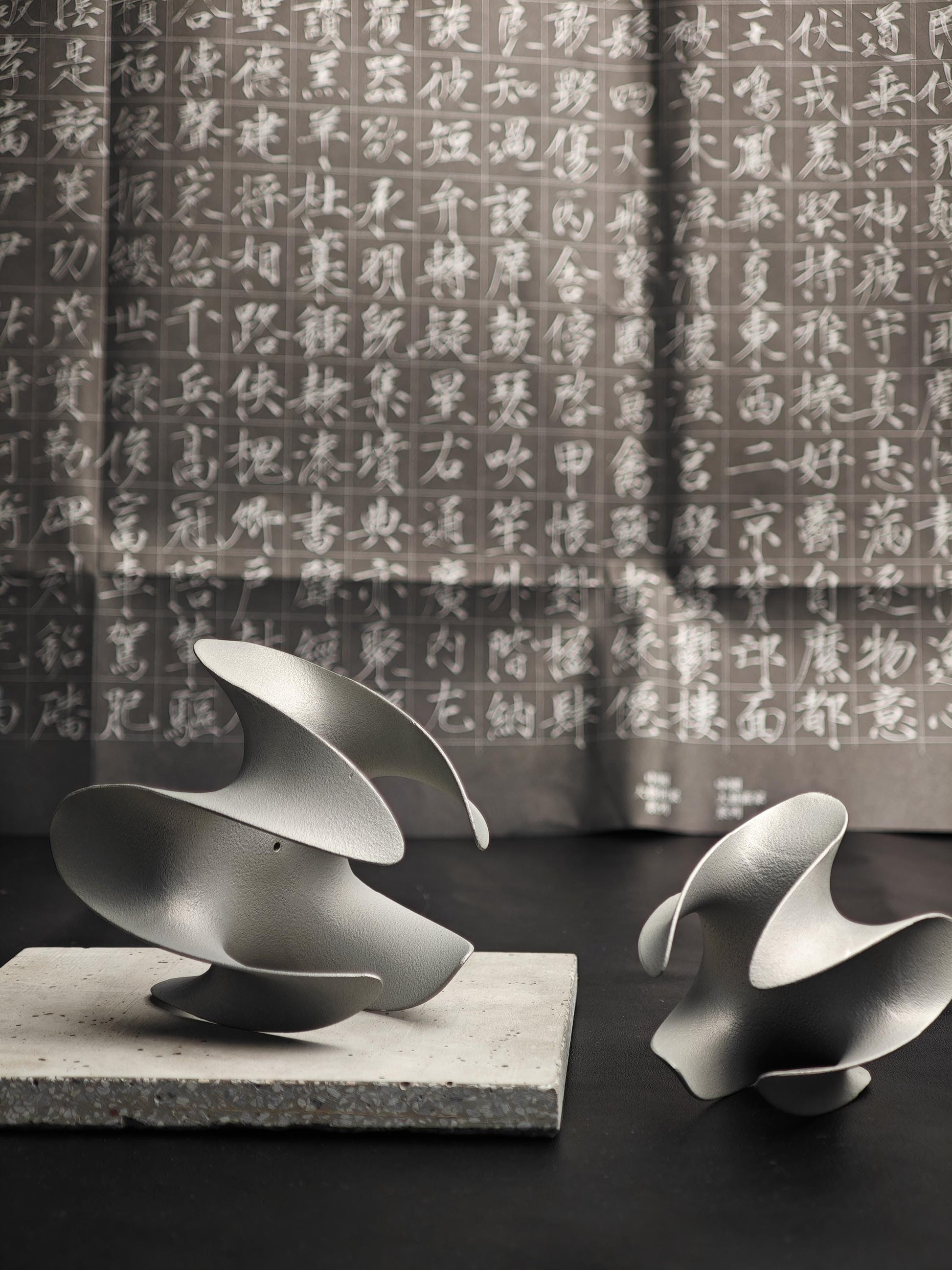 A sculptural incense holder crafted from aerospace-grade aluminum alloy, featuring a flowing cyberpunk-inspired form and a matte silver finish. Designed for modern interiors, meditation spaces, or futuristic decor setups.