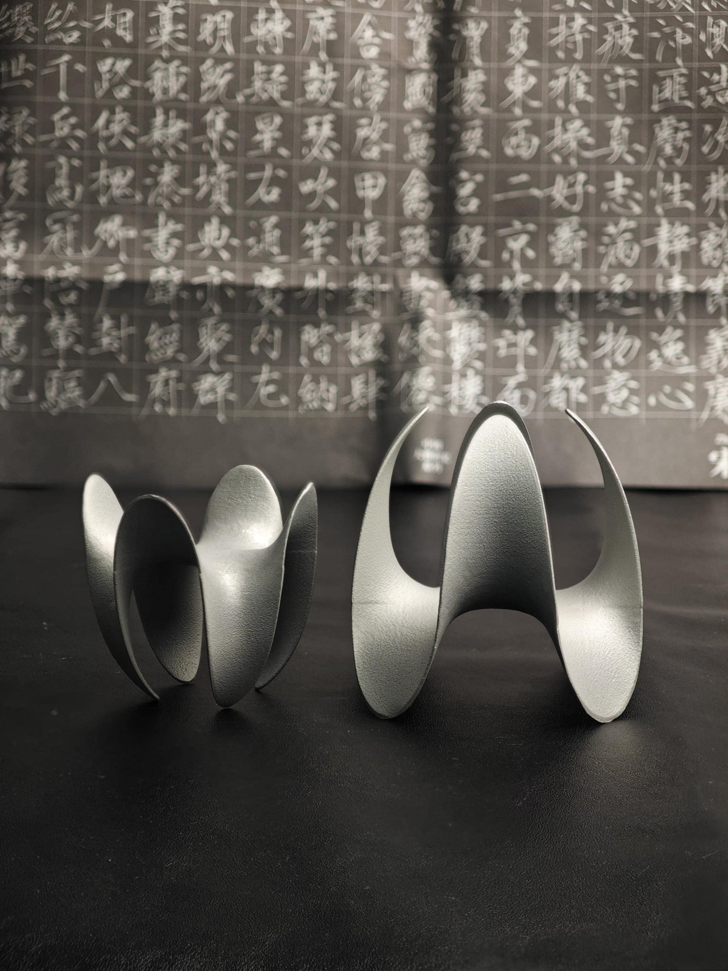 A sculptural incense holder crafted from aerospace-grade aluminum alloy, featuring a flowing cyberpunk-inspired form and a matte silver finish. Designed for modern interiors, meditation spaces, or futuristic decor setups.