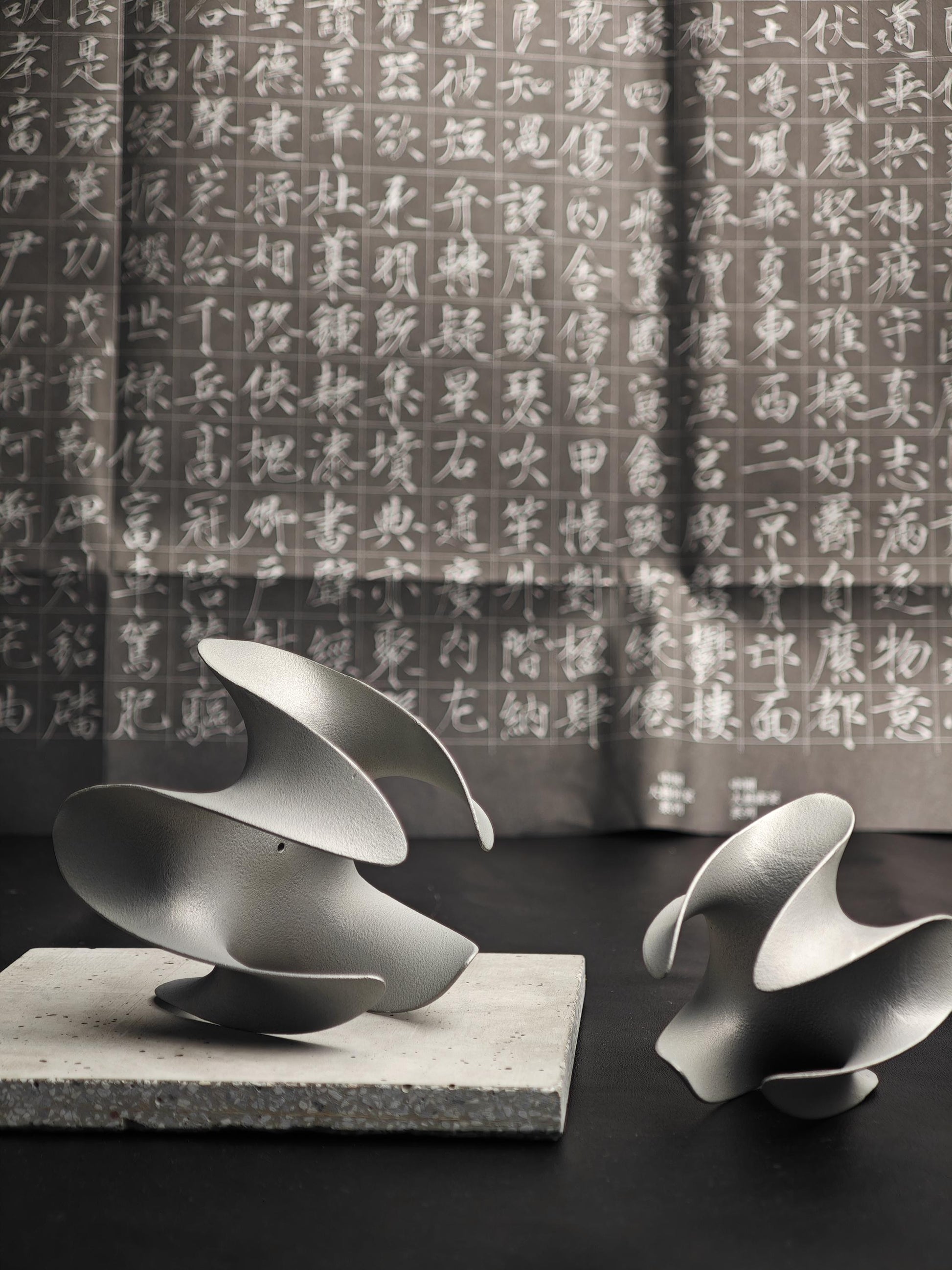 A sculptural incense holder crafted from aerospace-grade aluminum alloy, featuring a flowing cyberpunk-inspired form and a matte silver finish. Designed for modern interiors, meditation spaces, or futuristic decor setups.