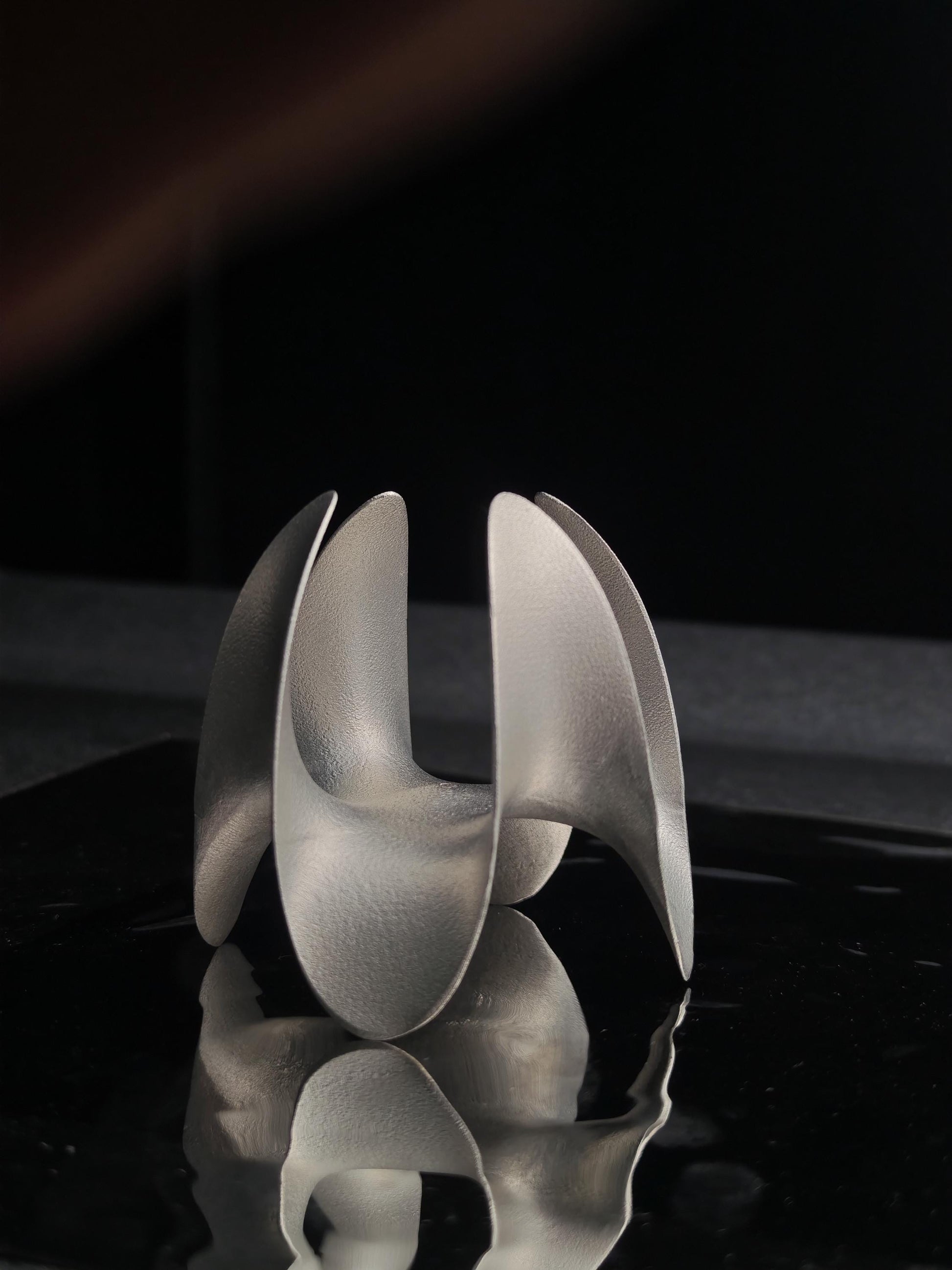 A sculptural incense holder crafted from aerospace-grade aluminum alloy, featuring a flowing cyberpunk-inspired form and a matte silver finish. Designed for modern interiors, meditation spaces, or futuristic decor setups.