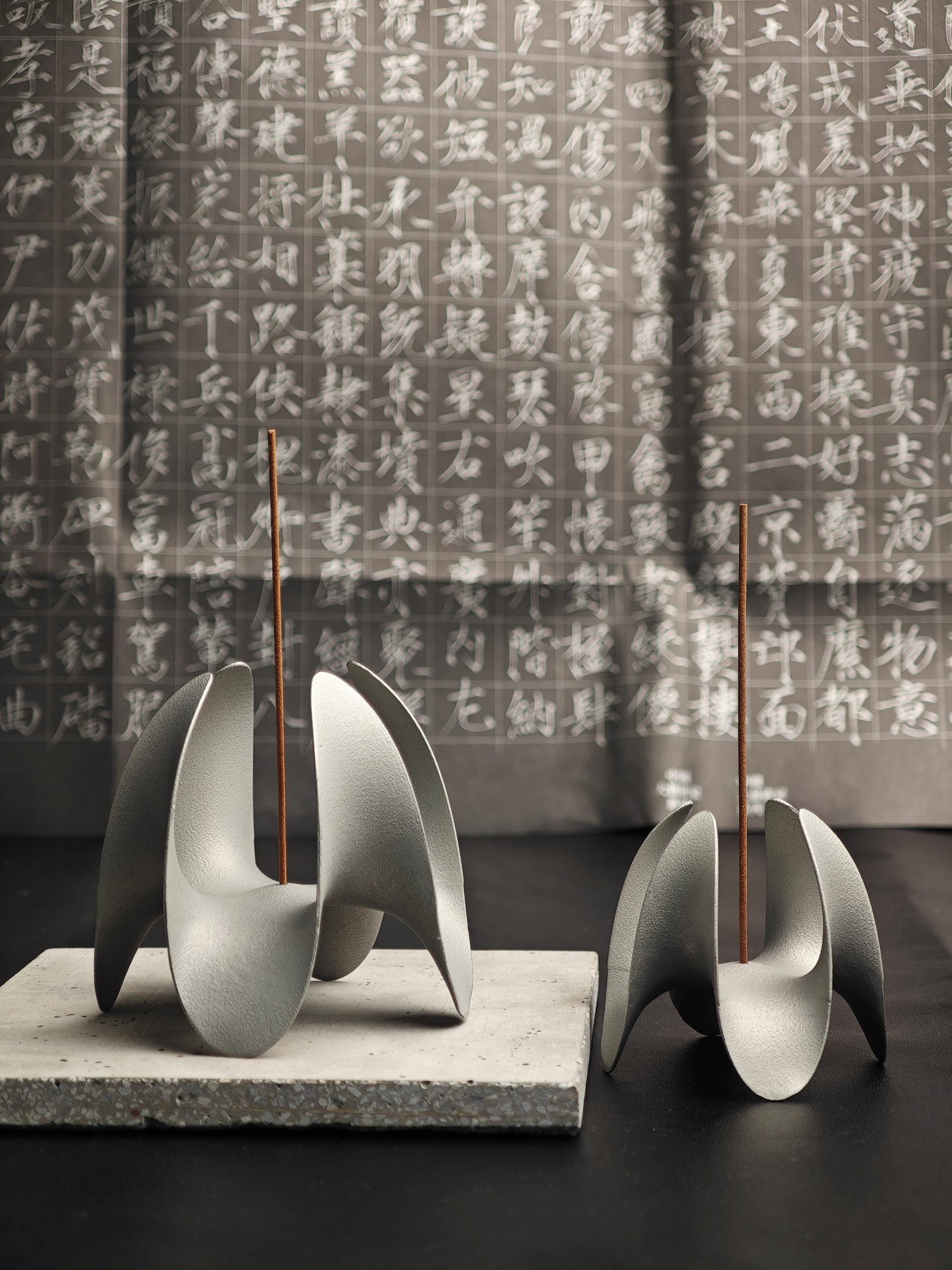 A sculptural incense holder crafted from aerospace-grade aluminum alloy, featuring a flowing cyberpunk-inspired form and a matte silver finish. Designed for modern interiors, meditation spaces, or futuristic decor setups.