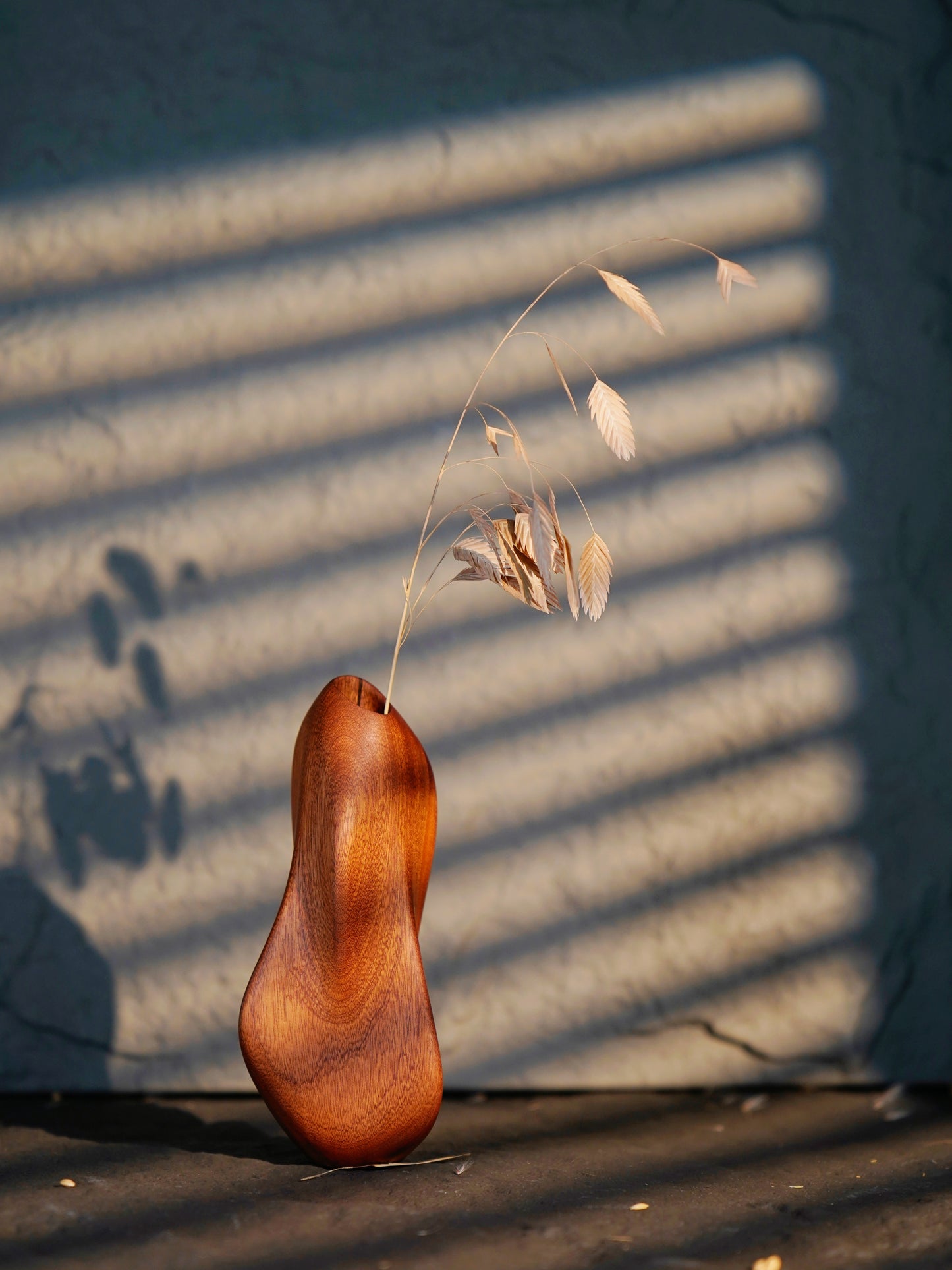 Flowing Lines Wood Vase | A Touch of Modern Elegance